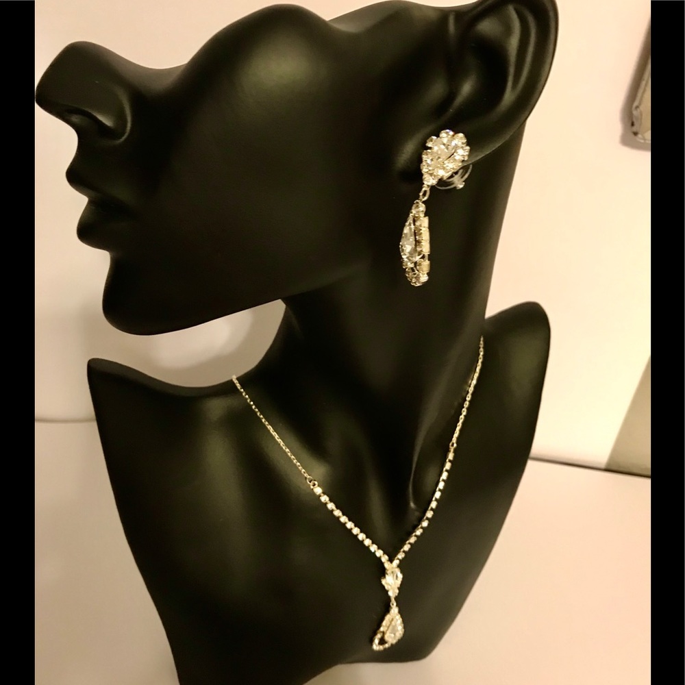 Beautiful necklace and earrings set